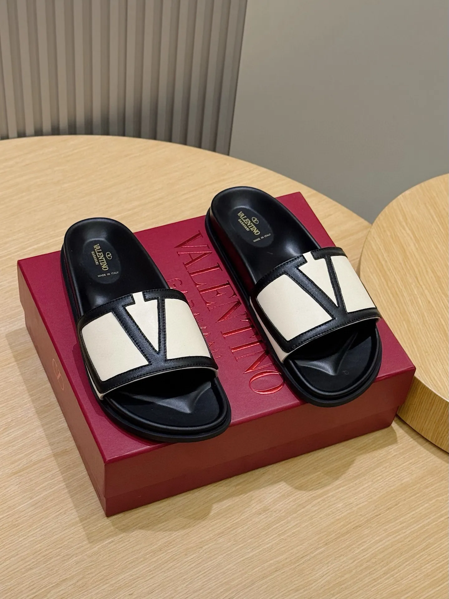 [VALENTINO] Top P: 540💰 Size: 39-44 (customized at 38.45) 🆕2025VLT — Valentino’s latest summer men’s slippers. The use of imported cowhide elements on slippers has been sublimated! It is worthy of recognition both visually and in terms of quality. Excellent quality, comfortable and durable! The embellishment of the perforated V hardware on the toe adds a sense of fashion! Cowhide feet